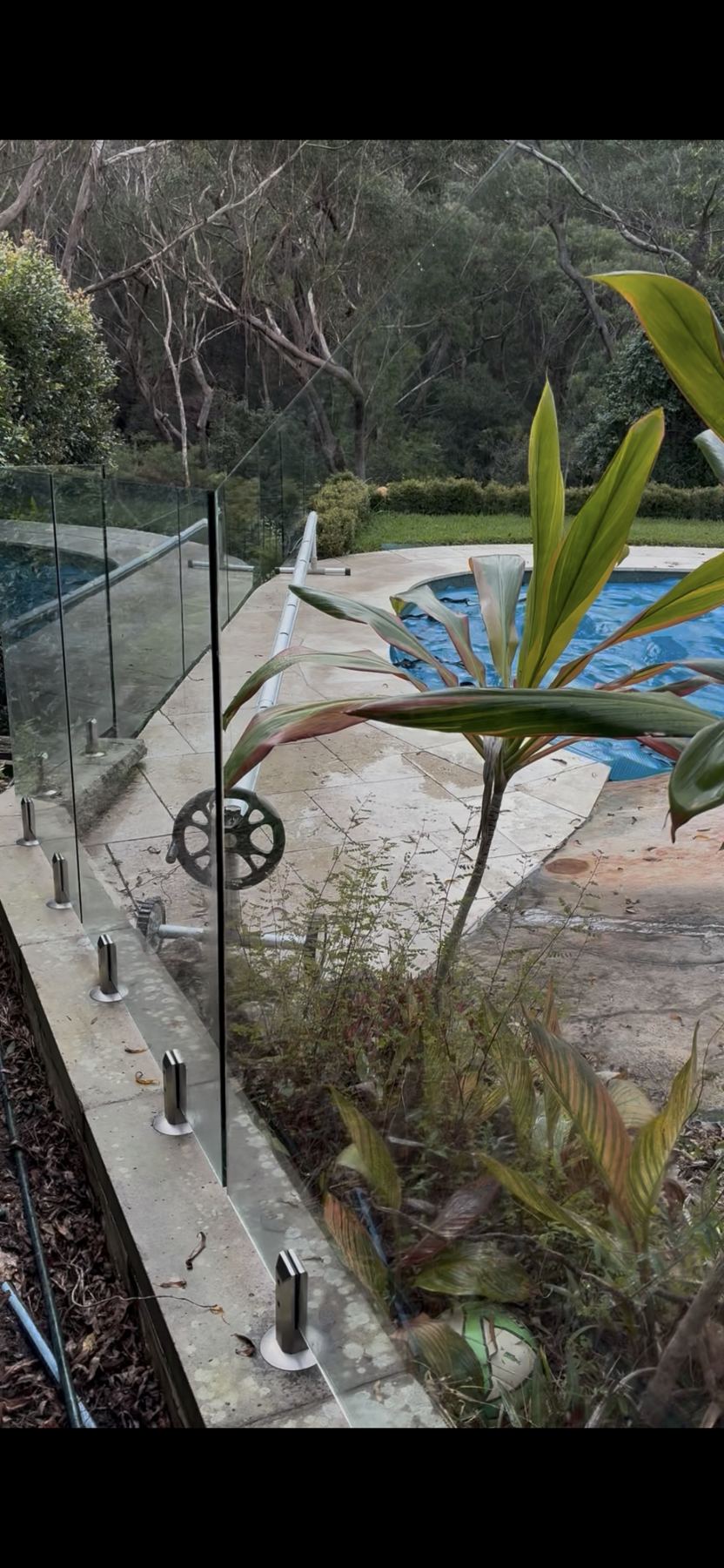 Pool fence glass after cleaning